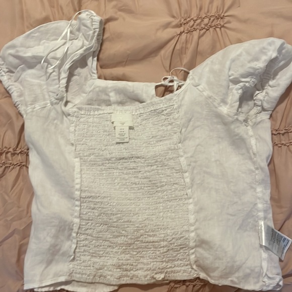 Large Shirt From H and M. White color shortsleeved With Puffed/Regian sleeves - Picture 4 of 6